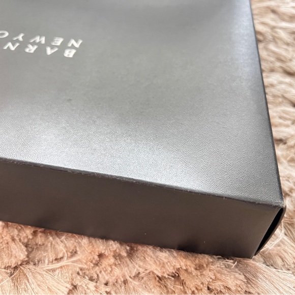 Barney’s New York Gift Box Medium Black. 14 x 9.5 x 2”. With Tissue And Ribbon. - Picture 7 of 9